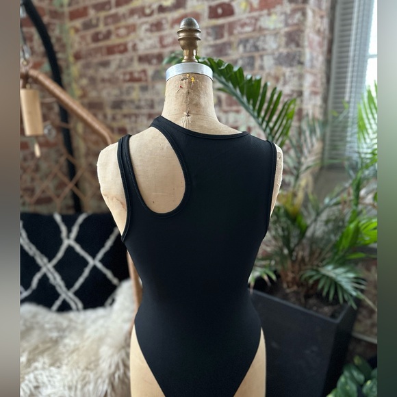 💥SALE💥 New Gorgeous Black bodysuit w/unique neckline. Size Small - Picture 7 of 10